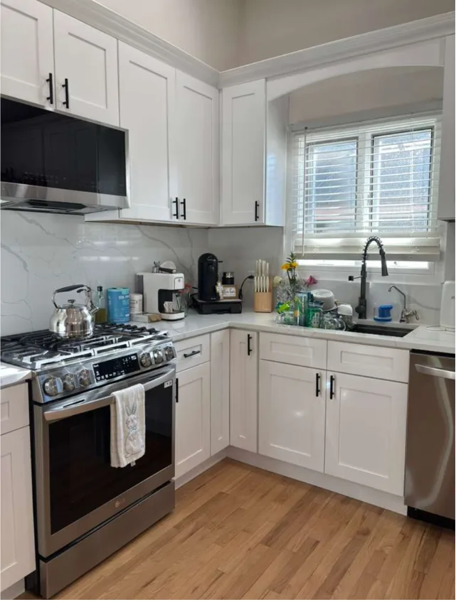 White Kitchen & Appliances